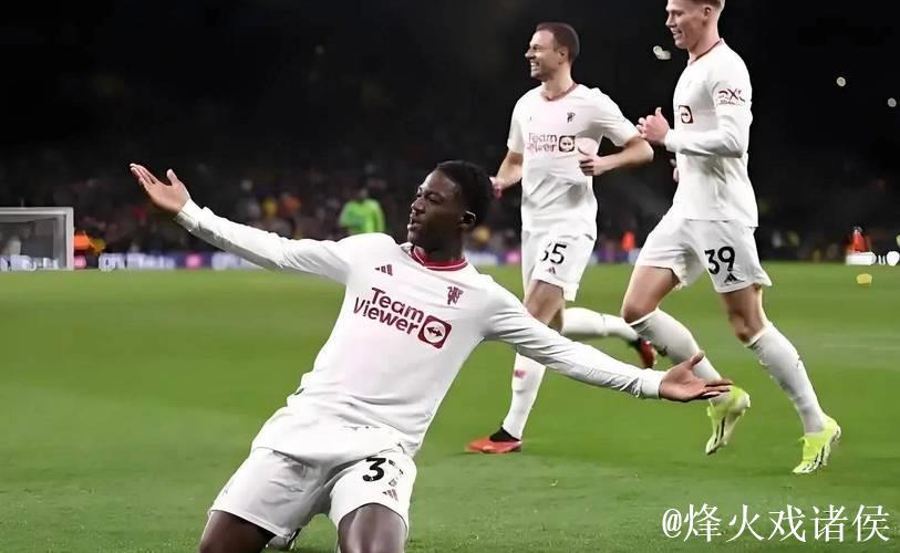 足坛转会热议：曼联留住梅努，皇马与巴黎争夺未果